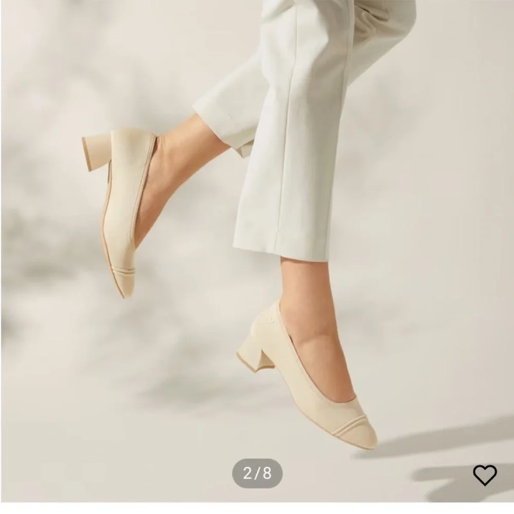 Vivaia Women’s Size 8.5 Julie Pro Cream Ivory Round Toe Chunky Heels